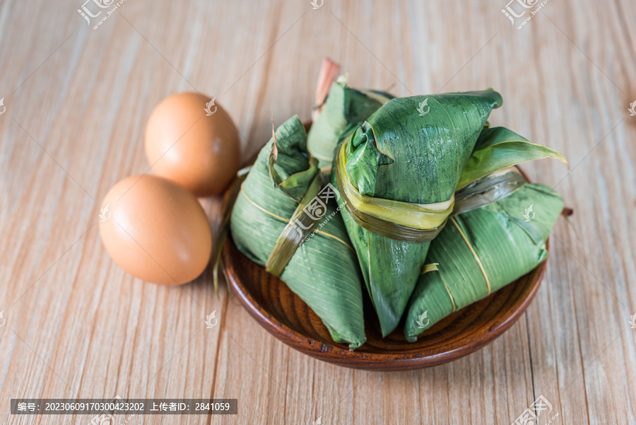 一盘刚蒸好的粽子特写