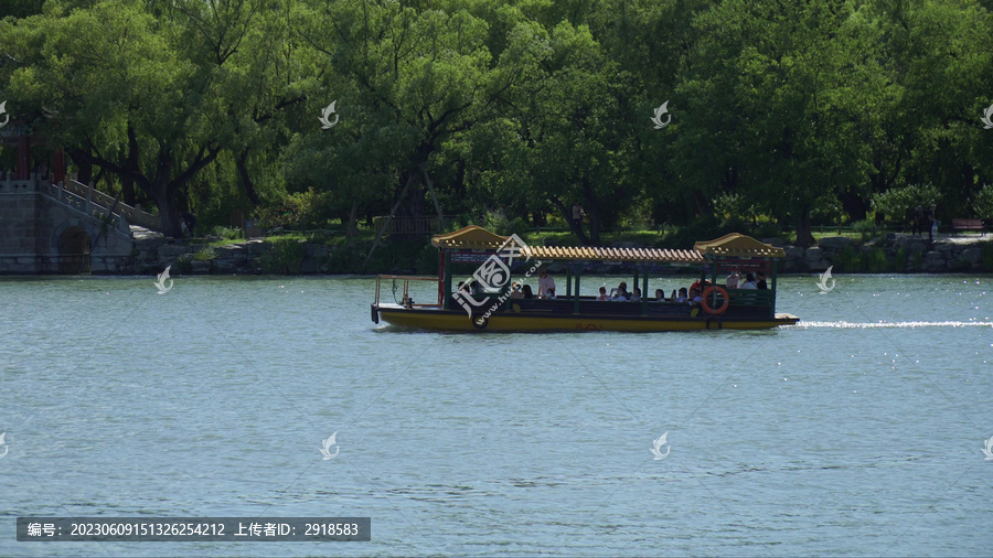 水上娱乐划船景区游客夏季避暑