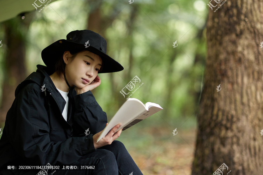 女子在户外阅读