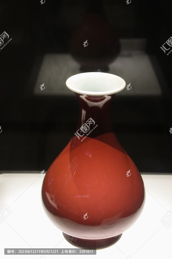 景德镇红釉釉色瓷瓶特写