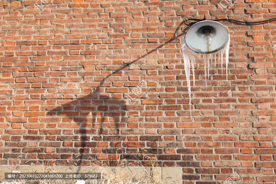 冬季水房外的灯挂着冰