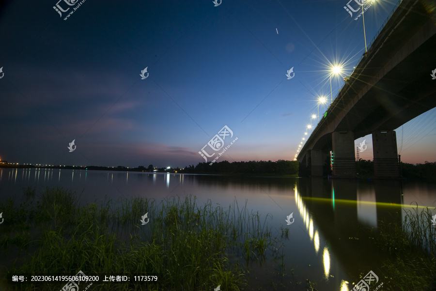 城市桥梁夜晚江景