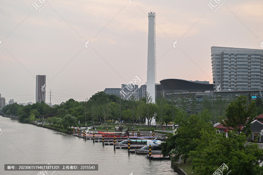 傍晚的上海苏州河沿岸城市风光