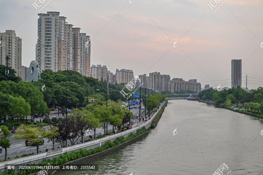 傍晚的上海苏州河沿岸城市风光