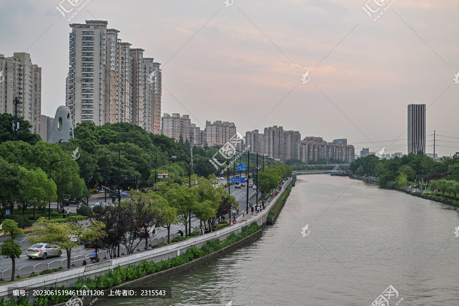 傍晚的上海苏州河沿岸城市风光