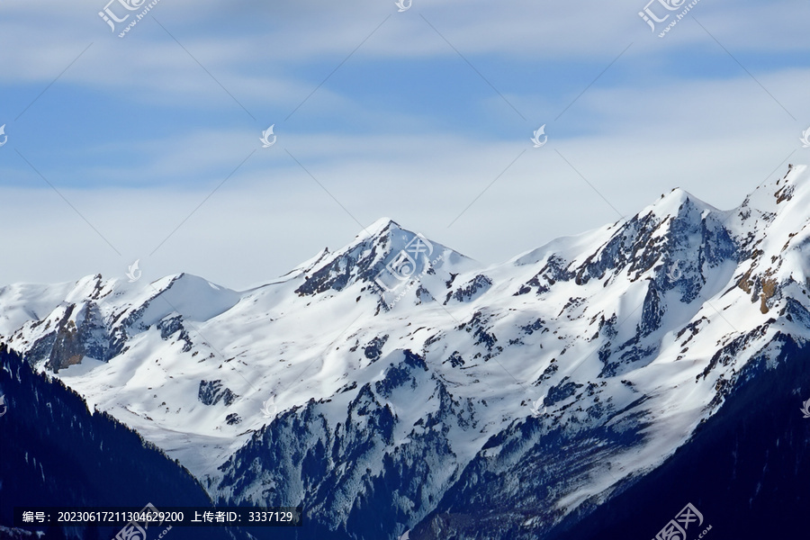 白雪皑皑的雪山