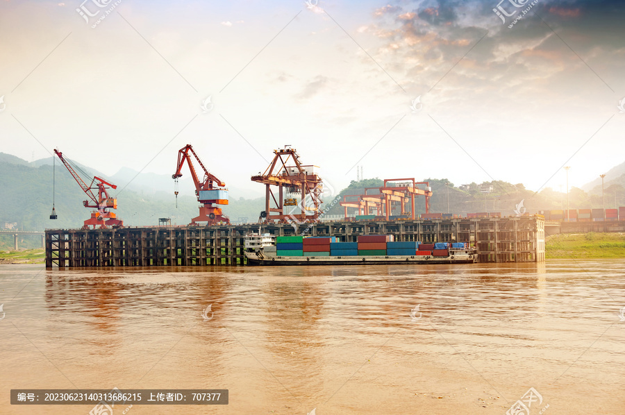 长江驳船和集装箱码头