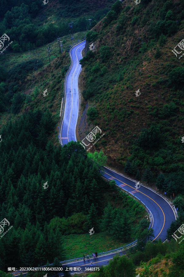 北京灵山脚下雨后蜿蜒的道路