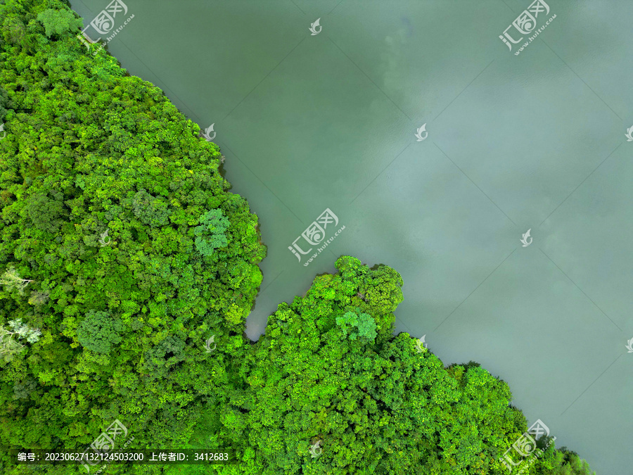 深圳水库的湖泊倒映
