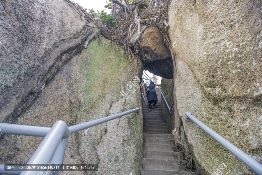 山缝间通向日光岩石台阶路