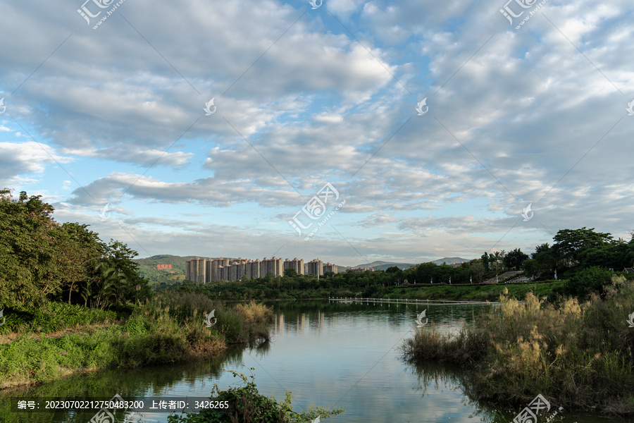 多云的天空映衬下的湖景