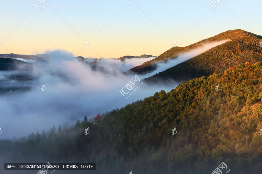 秋季山峰森林晨雾