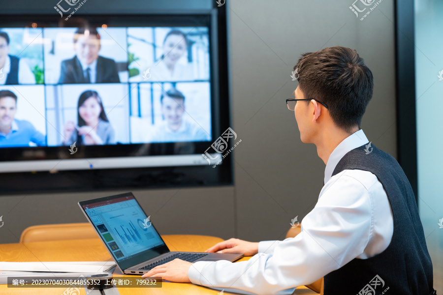 商务人士在会议室开视频会议