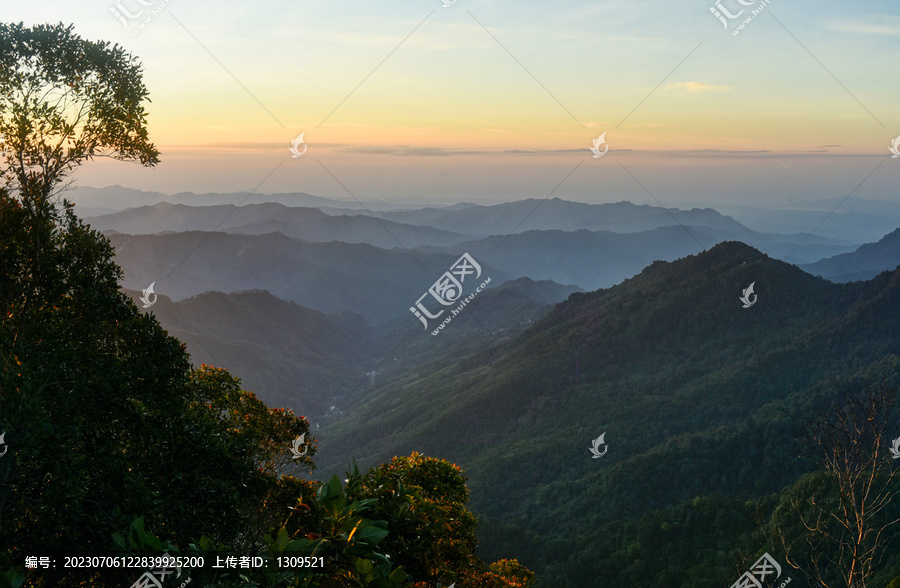 连绵群山