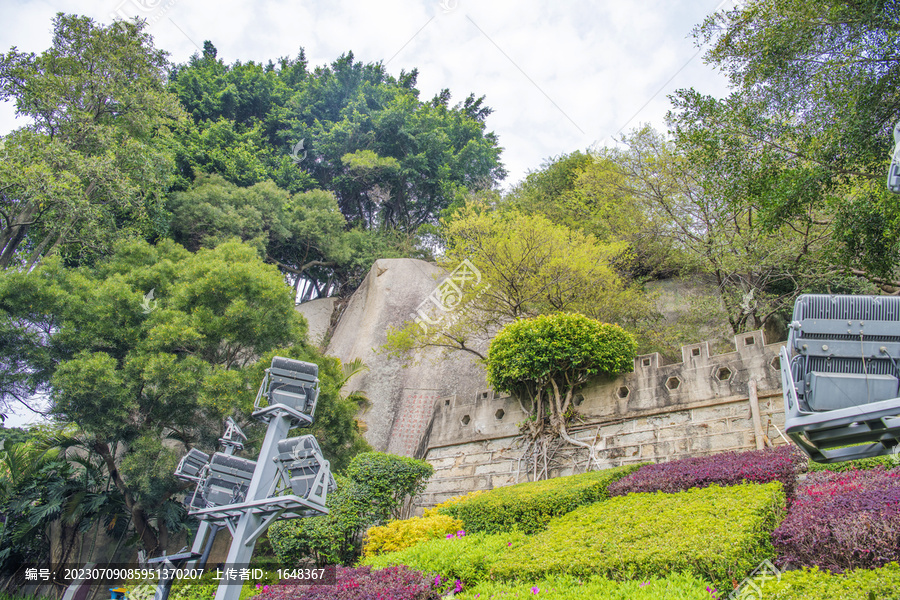 日光岩观海石刻峭壁与寺城墙