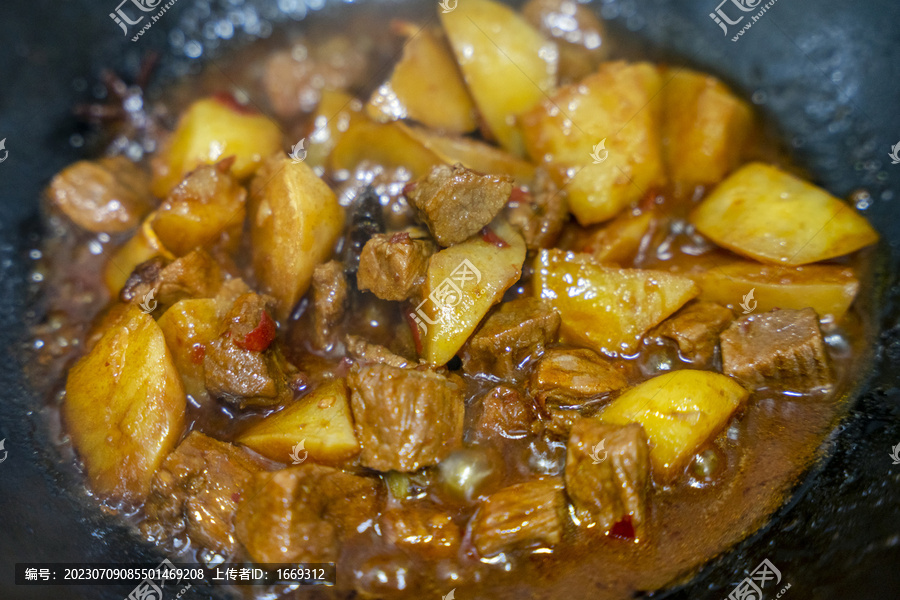 锅里的土豆烧牛肉