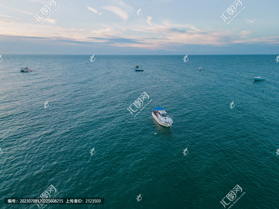 海上的渔船以及海边的夕阳