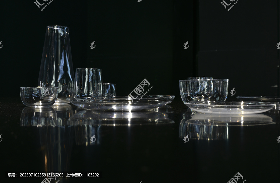 一排造型各异的玻璃盛具