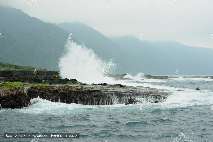 海浪拍打礁石