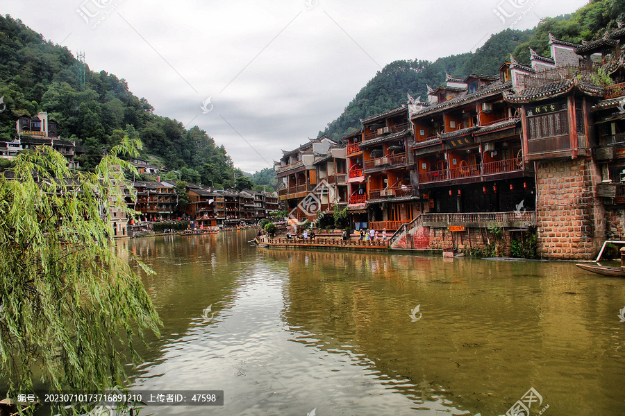 凤凰古城沱江水