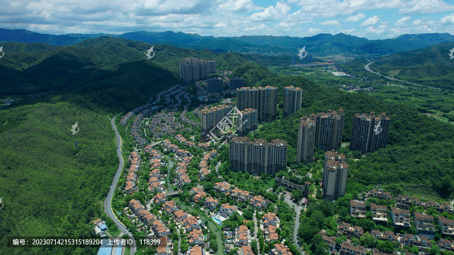 大型生态建筑群山环绕