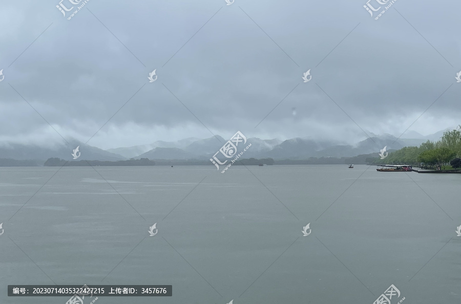 大雨西湖江南烟雨中