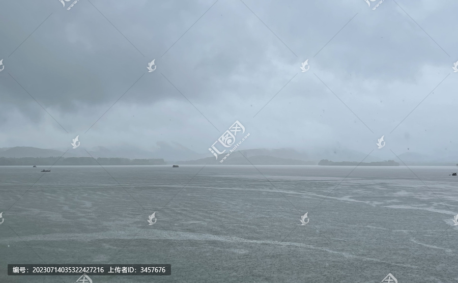 大雨西湖江南烟雨中