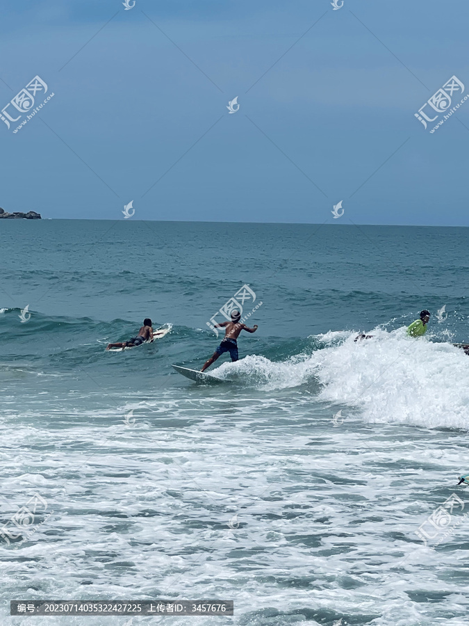 海南万宁冲浪