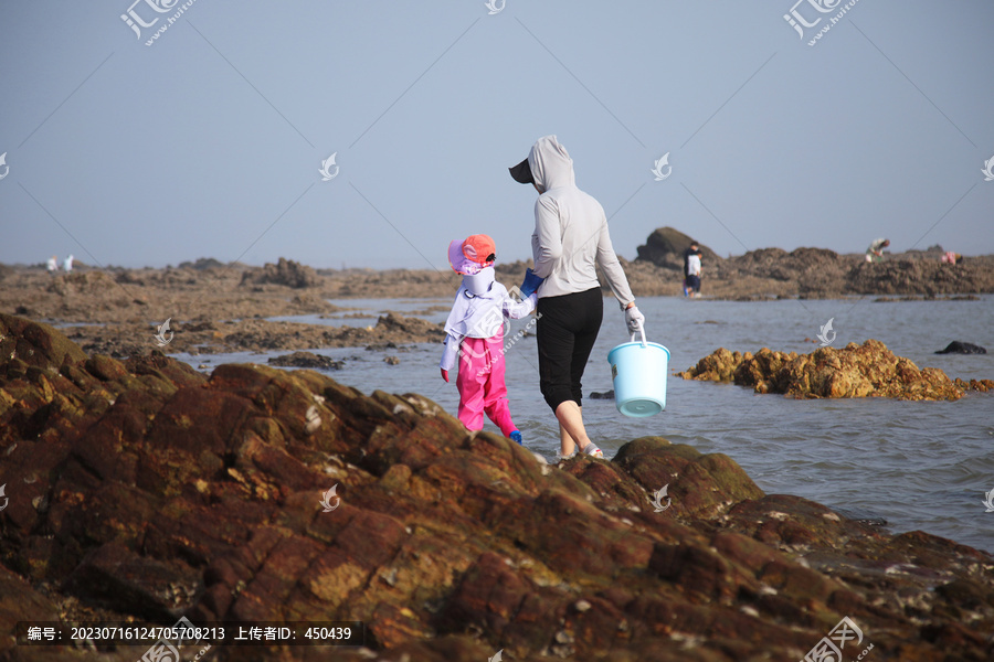 母女赶海