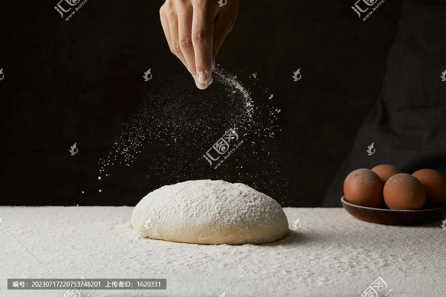 糕点制作撒面粉
