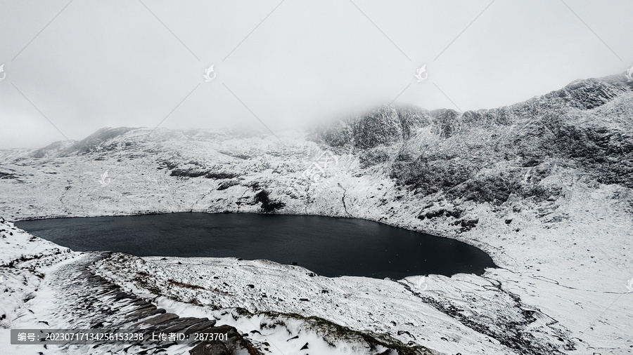 英国雪墩山国家公园雪后湖景