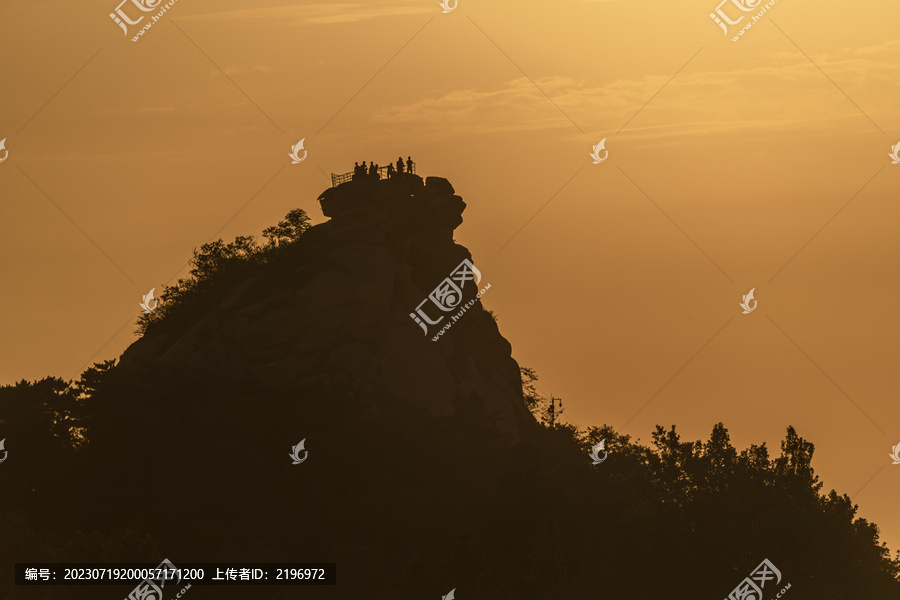 夕阳映衬下的报晓峰风光