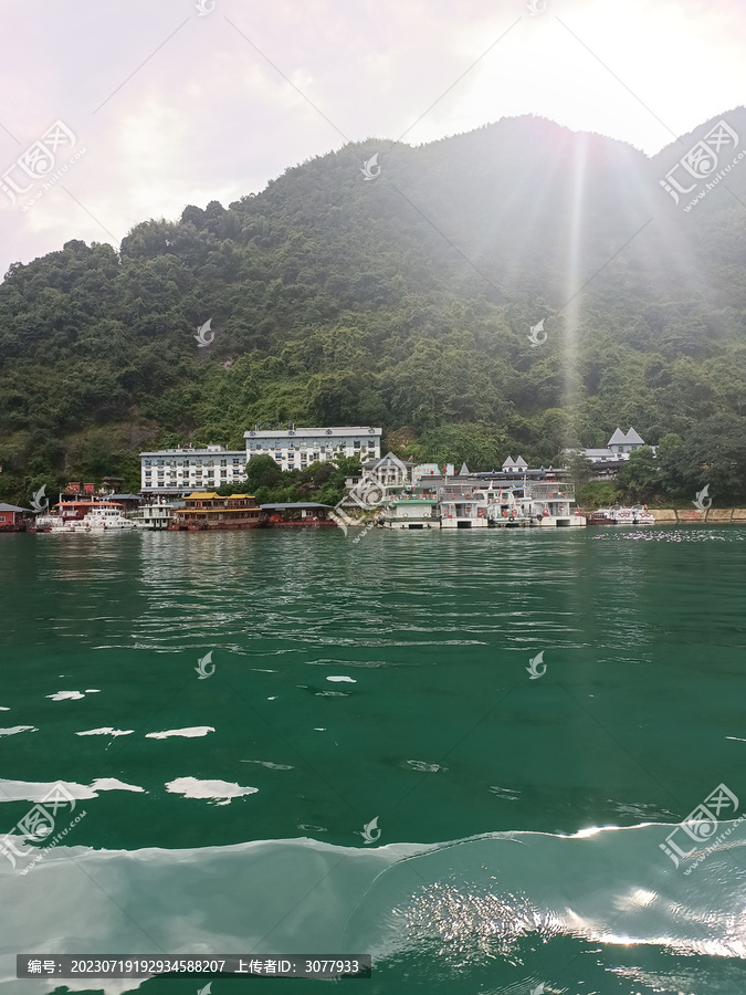 阳光湖面