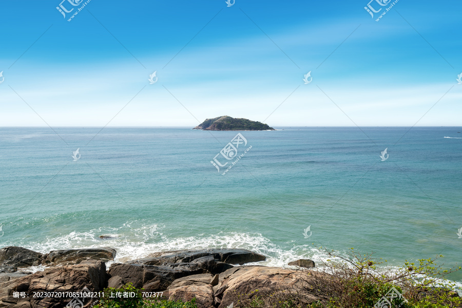 夏季的海滩和暗礁