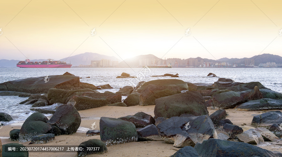 夏季的海滩和暗礁