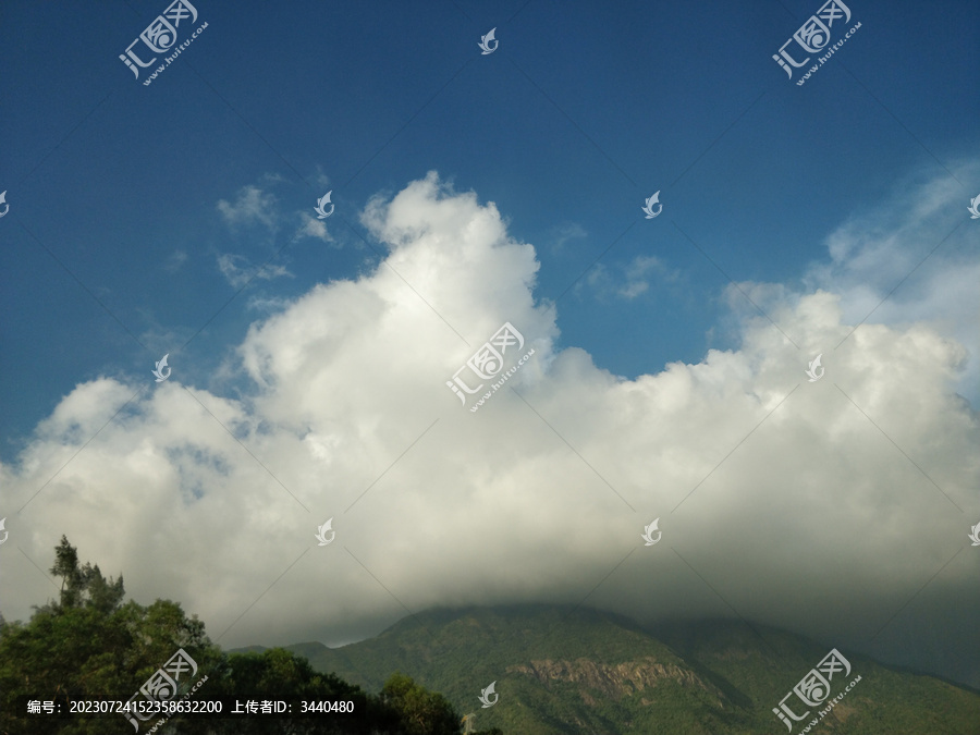 高山蓝天白云摄影背景