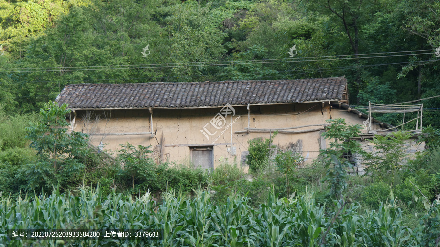 农村破旧的土墙瓦屋