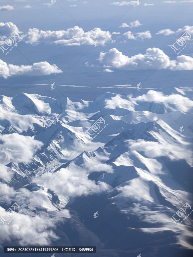 航拍视角下蓝天白云和雪山