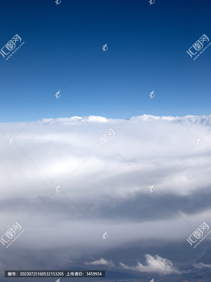 航拍视角下蓝天白云的背景图