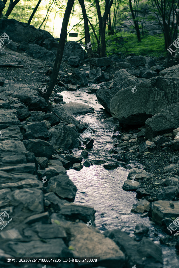 石头小溪自然光图片