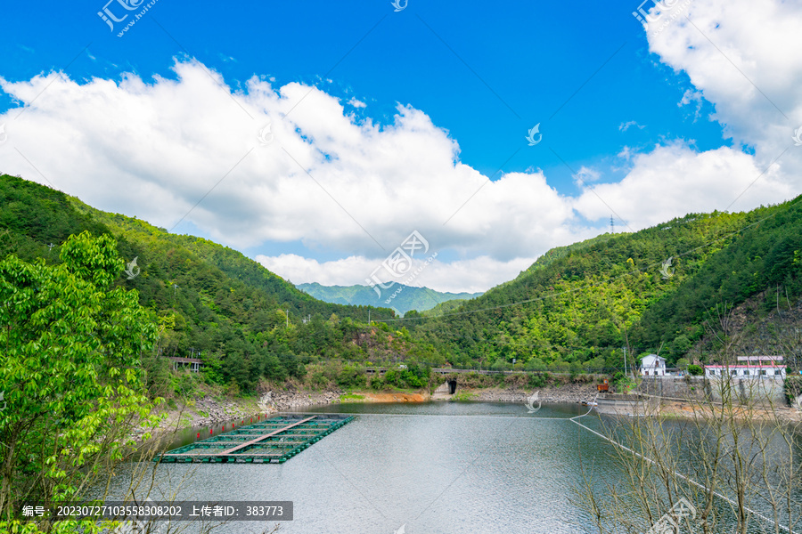 蓝天白云乡村景色