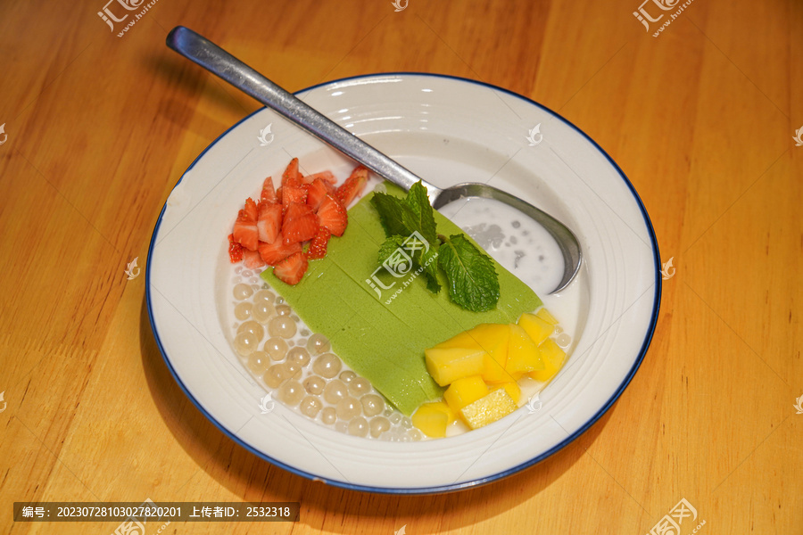 斑斓椰汁千层糕点心美食