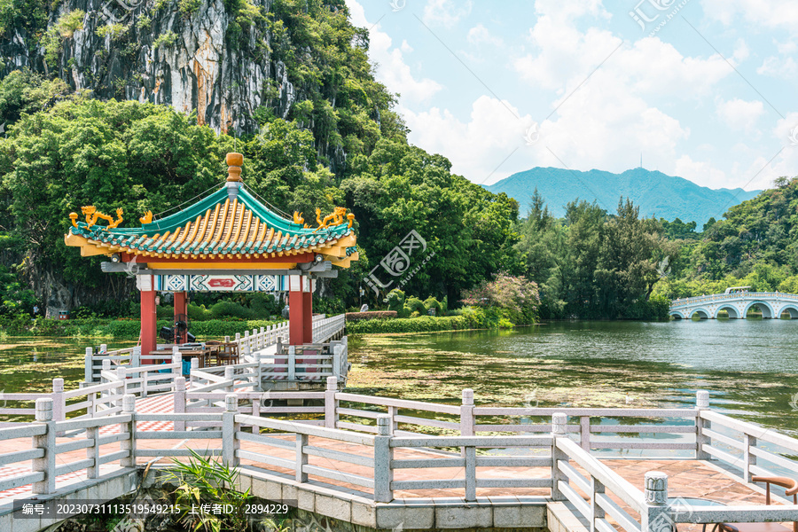 石室岩背景下的五龙亭