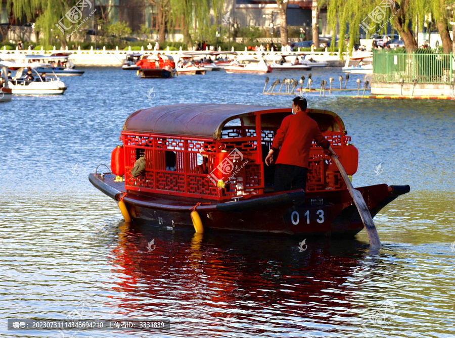 中国传统节日划船的船夫