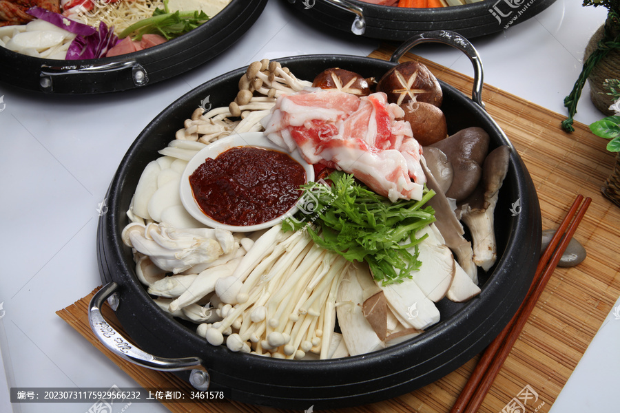 韩式蘑菇五花肉锅
