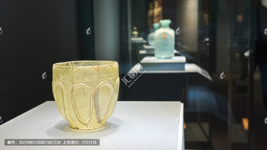 古罗马彩色玻璃杯艺术品展品
