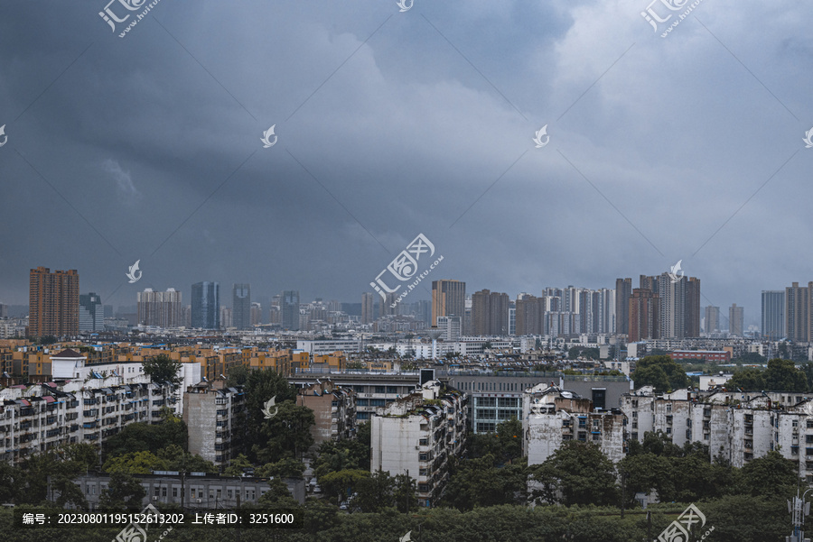 暴雨来临前的郑州