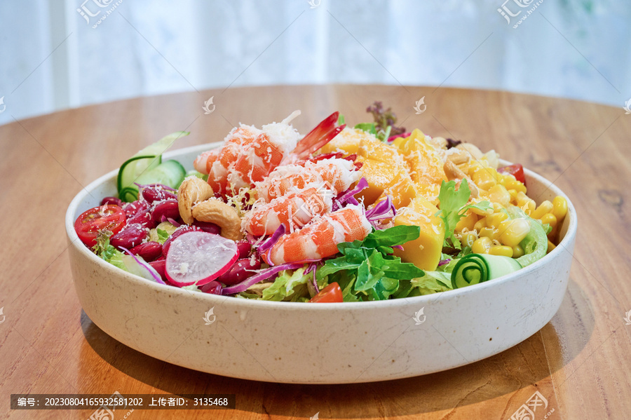 桌面上一盘大虾芒果蔬菜沙拉