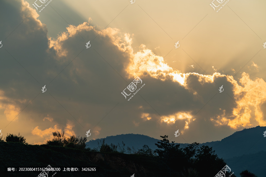 日落时的壮观天空景色