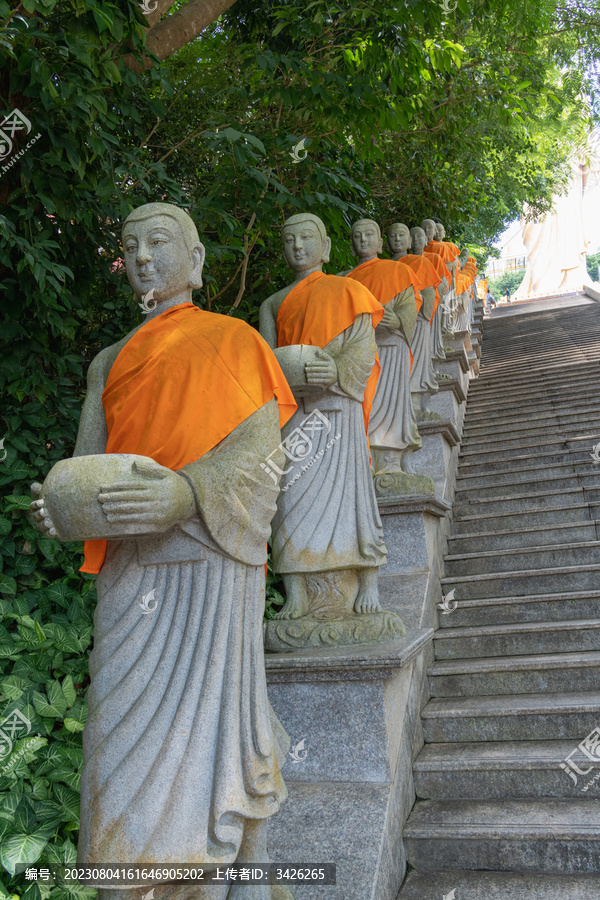 寺庙里楼梯旁的佛像